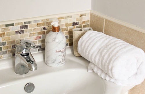 Poole Apartment | Perrys Impeccable 1-bed Apartment in Poole