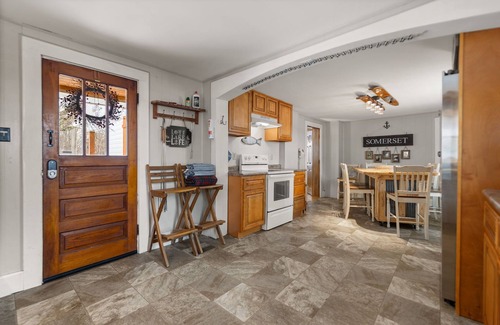 Somerset House | Pet & Family Friendly Near Lake HotTub FirePit Game Room Close to town