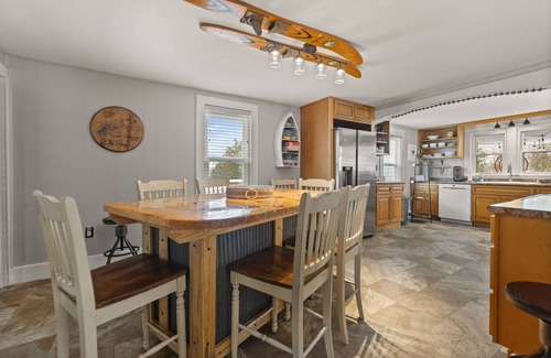 Somerset House | Pet & Family Friendly Near Lake HotTub FirePit Game Room Close to town