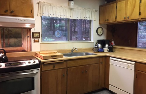 Arnold Ski Chalet | Pet Friendly 2 BR + Loft , Wifi , Sleeps 8