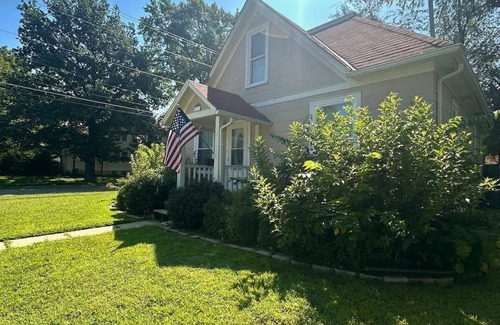 Manhattan House | Pet-Friendly 2BR | Fenced Yard | Near K-State & Aggieville