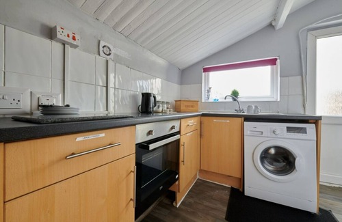 Flintshire House | Pet Friendly 3 Bed Detached Mold, ideal for contractors. Sleeps 5