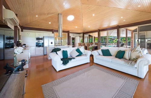 Mandalay House | Pet Friendly 3 bedroom, 3 bathroom home with breath taking ocean views
