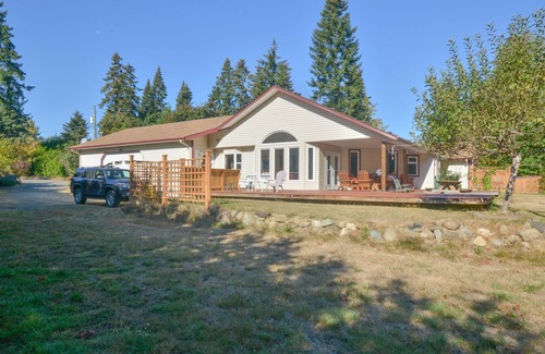 Courtenay House | Pet Friendly 3bed w/Pool Table, Backyard Creek