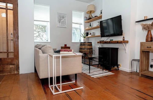 Norris Square House | Pet Friendly 4-bedroom house for Corporate Stays