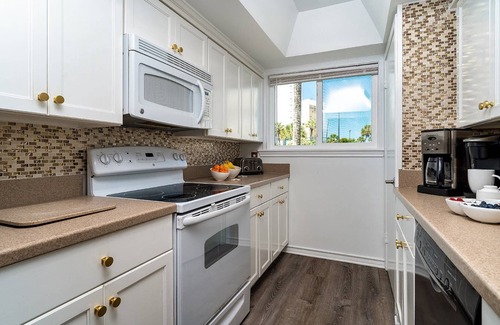 Destin Condo | PET FRIENDLY ~ 75 STEPS TO BEACH ~ Great for Families ~ (2) Pools, Pickleball, Tennis, Shuffleboard!