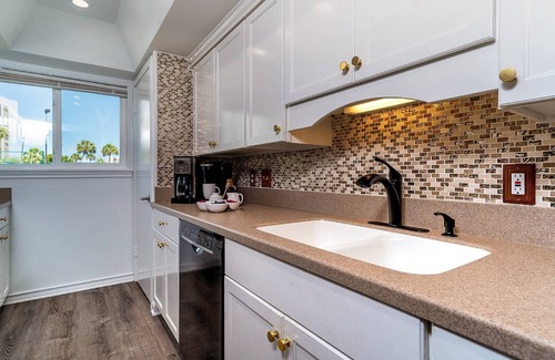 Destin Condo | PET FRIENDLY ~ 75 STEPS TO BEACH ~ Great for Families ~ (2) Pools, Pickleball, Tennis, Shuffleboard!