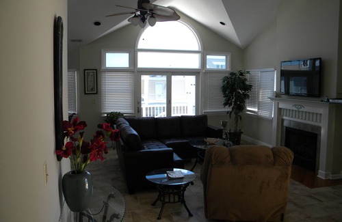 Gold Coast Condo | Pet Friendly Beachfront for Half the Price!