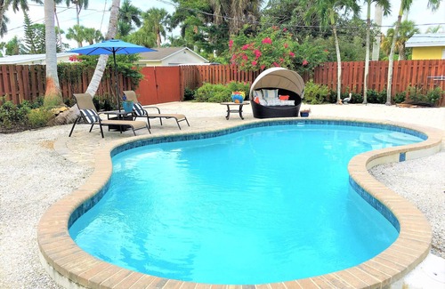 Lake Park House | Pet Friendly Beachy Home in the Heart of Naples! Multi Month Discount!