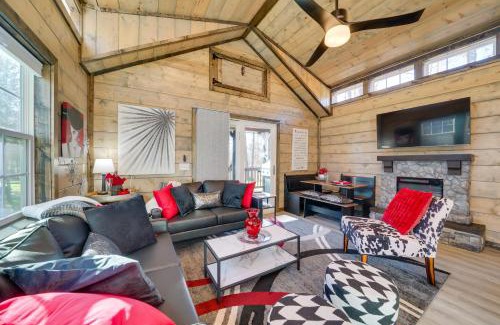 Broken Bow House | Pet-Friendly Broken Bow Cabin Hot Tub and Fireplace