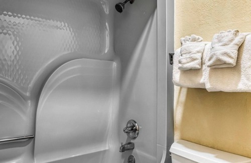 Grenada Hotel | Pet-Friendly Budget Stay Near Sonic, Dairy Kream & Local Restaurants