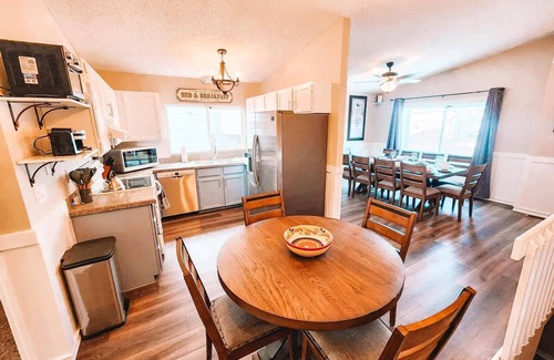 Colorado Springs House | Pet Friendly/Cozy 4-bedroom home/3 King Beds/Mins to Airport