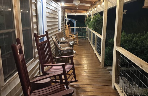 Robbinsville Cabin | Pet friendly cabin near Tail of the Dragon.Paved driveway & covered parking