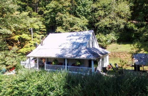 Robbinsville Cabin | Pet friendly cabin near Tail of the Dragon.Paved driveway & covered parking