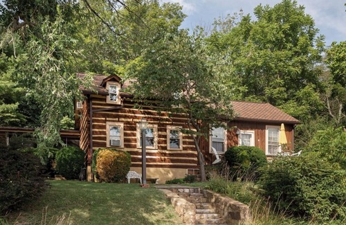 Warm Springs House | Pet-Friendly Cabin w/fireplace 3 min to hot spring pools