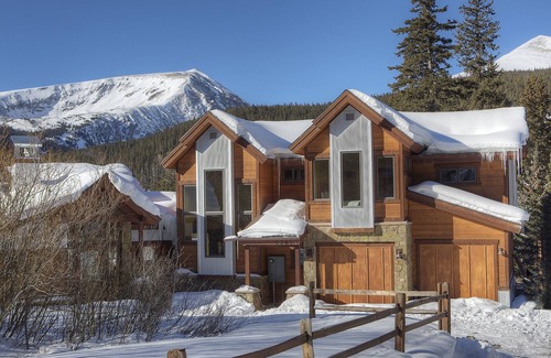 Valley of the Blue House | Pet Friendly! CLEAN! Private Hot Tub. Sunny. Secluded. Views!