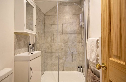 Hognaston House | Pet-friendly Country Cottage Charm in Quaint Village