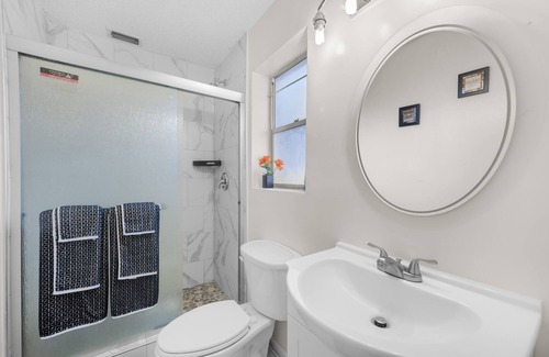 Lakeside Apartment | Pet Friendly Cozy Self Check-In Studio With Free WiFi!