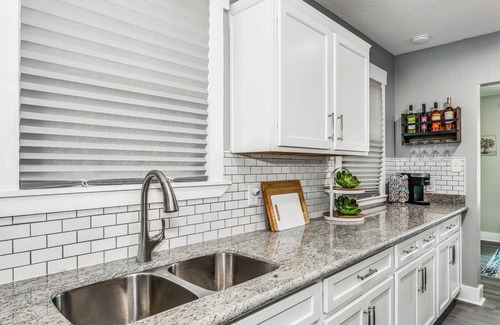 Southeast Pensacola House | Pet Friendly Historic East Hill Cottage - Charming 2bd/1bath Home with Fast Wifi