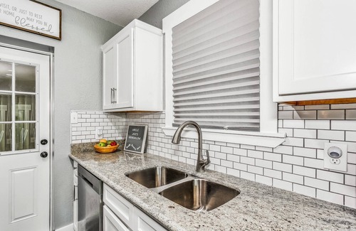 Southeast Pensacola House | Pet Friendly Historic East Hill Cottage - Charming 2bd/1bath Home with Fast Wifi