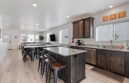 Sweetwater House | Pet Friendly-Hot Tub-Game Room-Sleeps 20+Walk to Pickleville