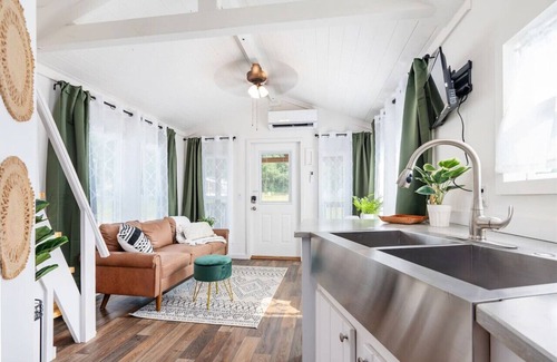 Guntersville Cottage | Pet Friendly King Bed Cabin w/Boat Parking & Private Firepit