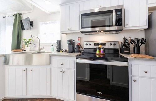 Guntersville Cottage | Pet Friendly King Bed Cabin w/Boat Parking & Private Firepit