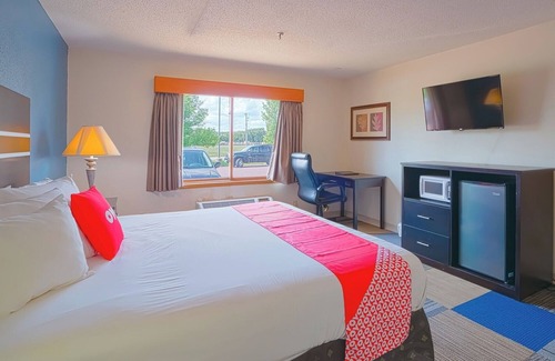 Redwood Falls Hotel | Pet-Friendly King Room for Casino Guests Near Ramsey Park in Redwood Falls