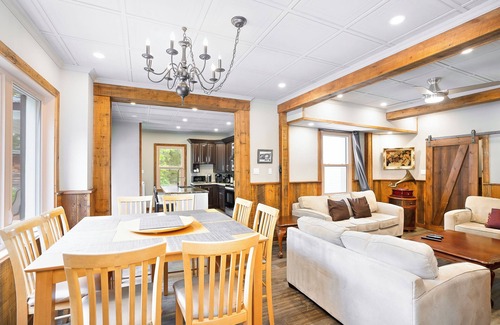 La Macaza Ski Chalet | Pet Friendly Large Group Chalet w Private Beach|10p Hot Tub|Kayaks|