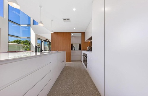Buddina House | Pet friendly Luxury stay walk to beach
