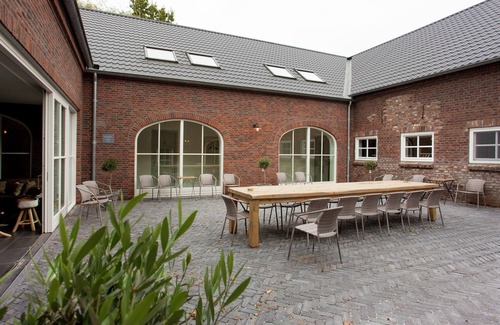 Swolgen Villa | Pet-Friendly Mansion