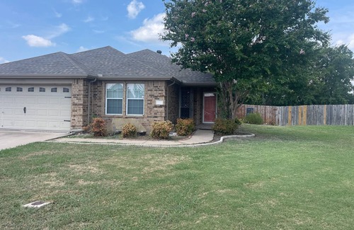 Midlothian House | Pet-Friendly Midlothian Home Near Wedding Venues – Large Yard, Patio and Smart TVs for Relaxation!