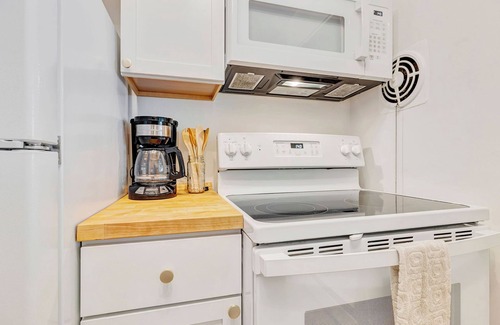 Westwood Apartment | Pet Friendly, Newly Updated 1Bed/1Bath Perfect for Long Term Stays
