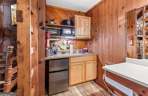 Sautee Nacoochee Cottage | Pet friendly only 4 miles from Beautiful Downtown Helen!