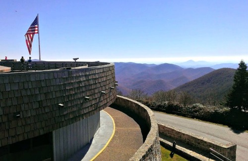 Sautee Nacoochee Cottage | Pet friendly only 4 miles from Beautiful Downtown Helen!