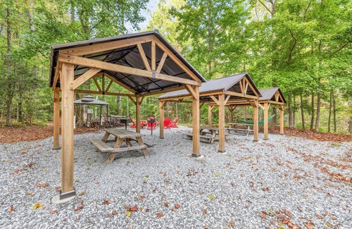 Sautee Nacoochee Cottage | Pet friendly only 4 miles from Beautiful Downtown Helen!