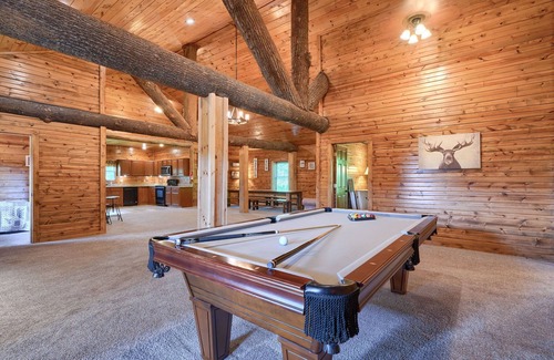 Rockbridge Cabin | Pet friendly pool lodge less than 2 miles from Cantwell Cliffs!