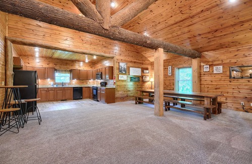 Rockbridge Cabin | Pet friendly pool lodge less than 2 miles from Cantwell Cliffs!