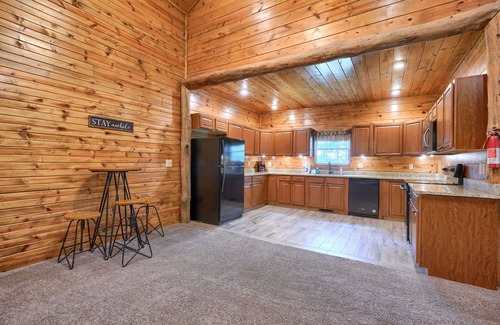 Rockbridge Cabin | Pet friendly pool lodge less than 2 miles from Cantwell Cliffs!