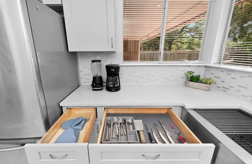 Milwood House | Pet Friendly - Q2 & Domain - King Bed + Pool Table