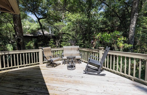 West Beach Cottage | Pet Friendly Relaxing Cottage With Bicycles And Community Pool