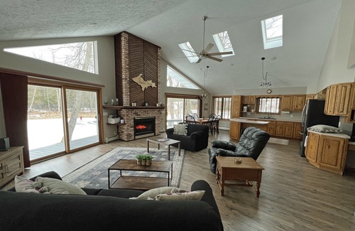 Escanaba House | Pet-Friendly Riverfront Cabin on 5 Acres with Fast Wi-Fi in Central U.P.