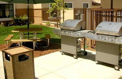 Thousand Oaks House | Pet-Friendly Rooms in Thousand Oaks! Five Units, Pool