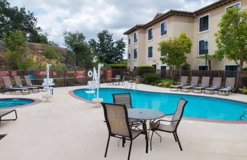 Thousand Oaks House | Pet-Friendly Rooms in Thousand Oaks! Five Units, Pool