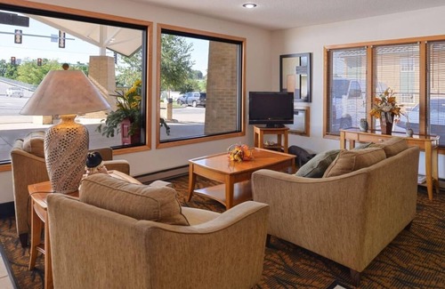 Atlantic Hotel | Pet-Friendly Room w/Complimentary Breakfast Near Iowa Western Community College