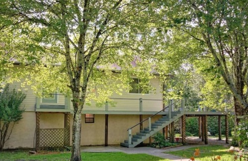 Crestview House | Pet Friendly! Rustic Crestview Cottage w/ Firepit close to Eglin AFB and Beaches