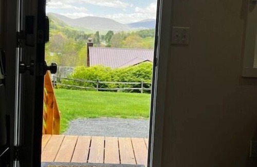 West Jefferson Cabin | Pet-Friendly Stays for Leaf Peepers @ Petite Retreat