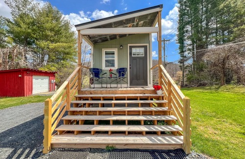 West Jefferson Cabin | Pet-Friendly Stays for Leaf Peepers @ Petite Retreat