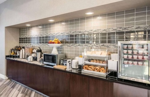 Airport North House | Pet-Friendly Stay – Comfortable Room Near the Airport | Pool | Free Shuttle