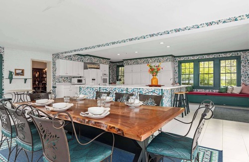 Oxford House | Pet-Friendly Stay with Pool – Relax & Unwind!